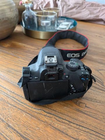 מצלמה Canon EOS 700D