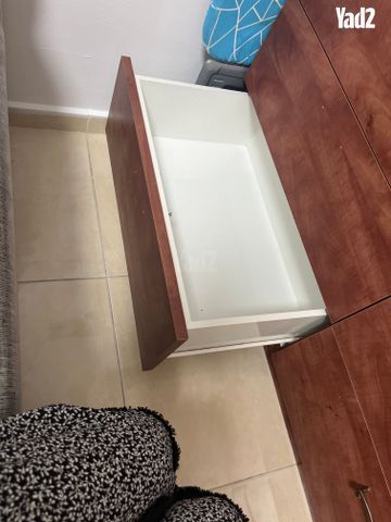 שידת עץ גדולה