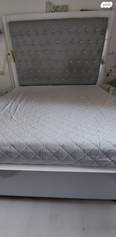 מיטה זוגית לבנה רוחב 1.60