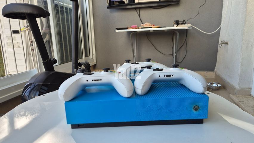 Xbox one + שני שלטים
