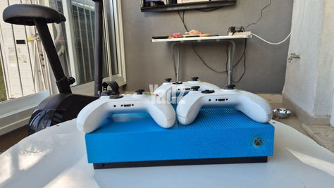 Xbox one + שני שלטים