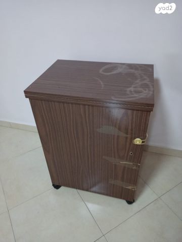 מכונת תפירה עם ארון