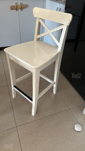 ארון וכיסאות בר