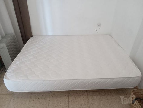מיטה הכוללת בסיס ומזרן