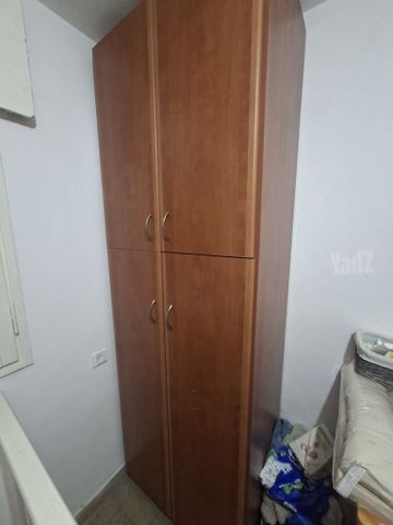 ארון עץ מלא