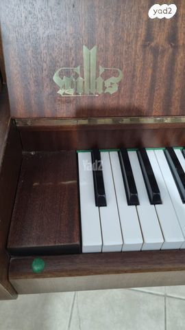 פסנתר עומד Willis Landshut