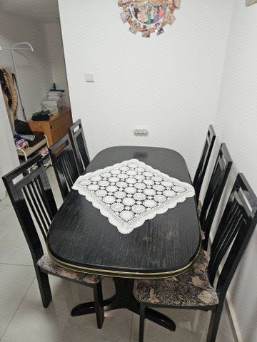 שולחן פינת אוכל עם כיסאות מעץ