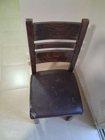 כיסא עץ יציב