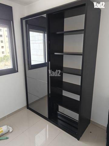 ארון קיר שחור.