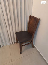 שולחן וכיסאות