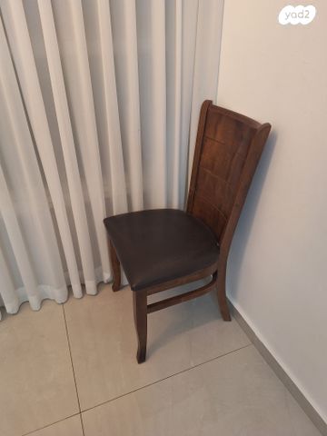 שולחן וכיסאות