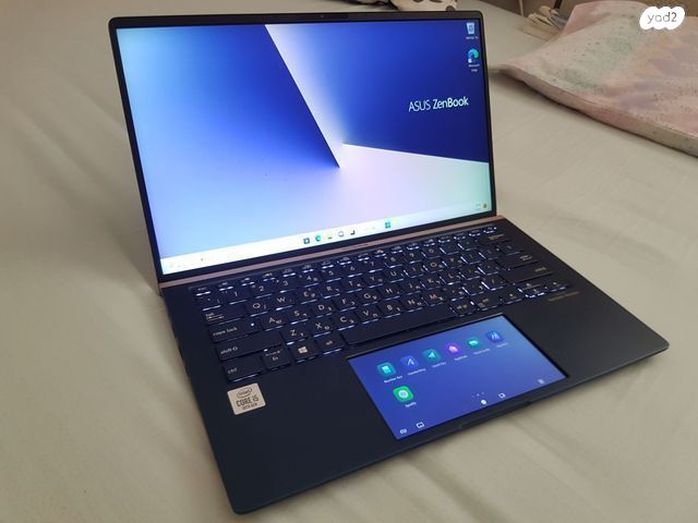 Zenbook עם שני מסכים