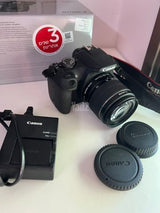 מצלמת Canon EOS 2000D עם עדשה