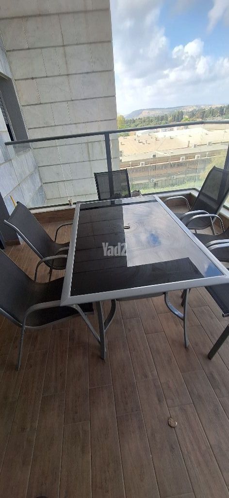 שולחן וכיסאות