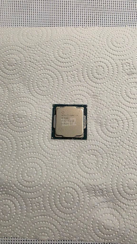 מעבד Intel i5-8400 עם קירור