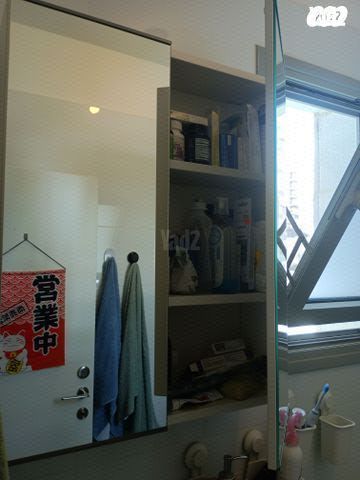שתי ארוניות עם מראות