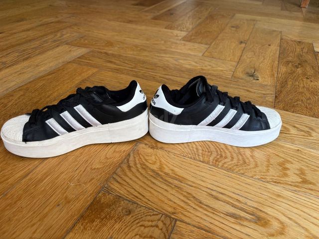 נעלי Adidas