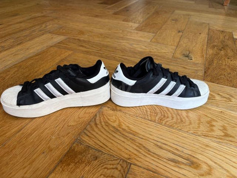 נעלי Adidas