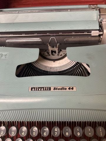 מכונת כתיבה olivetti studio 44