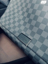 תיק צד לואי ויטון District GM