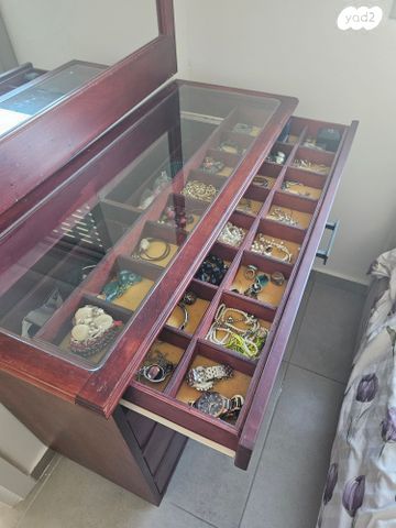 שידה מעץ מלא עם מראה