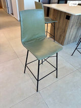 ארבע כיסאות בר