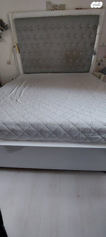מיטה זוגית לבנה רוחב 1.60