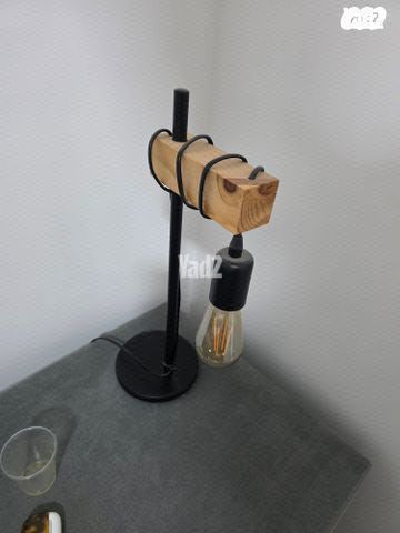 מנורת שולחן.