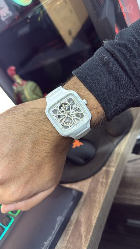 שעון Rado true square