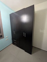 ארון שחור מעץ מלא