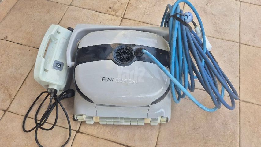 בריכת שחיה.