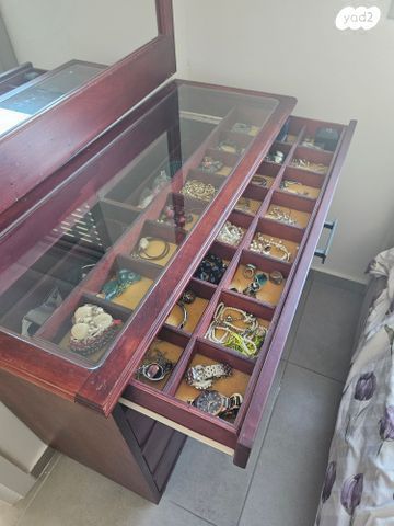שידה מעץ מלא עם מראה