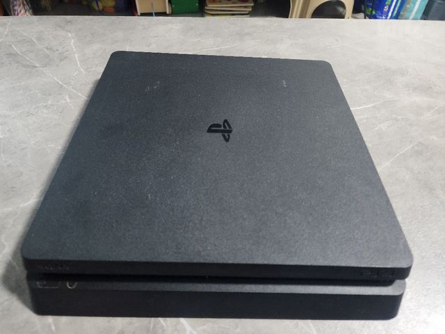 PS4 Slim 1TB + 2 שלטים