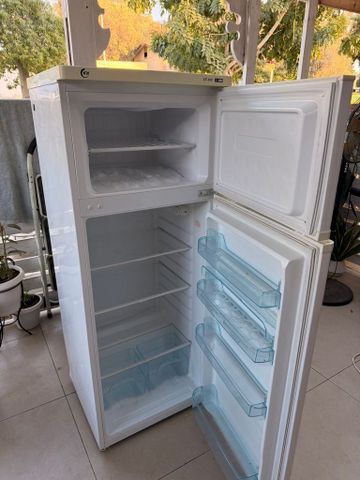 מקרר לבן