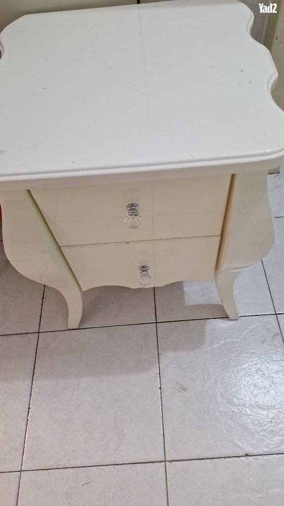 שולחן ושידות...