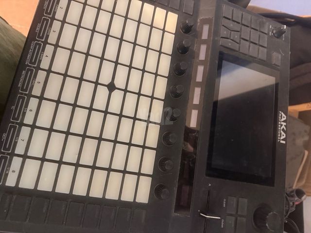 AKAI Professional MPC Live 2