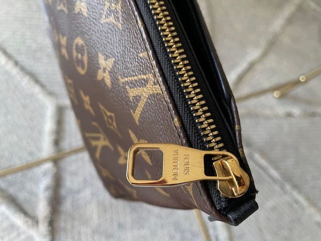 תיק קלאץ׳ Louis Vuitton