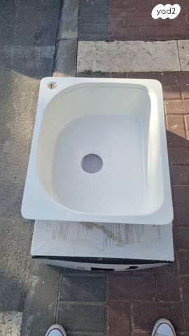 כיור לבן יחיד