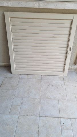 חלון עם תריס ורשת