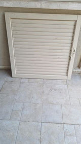 חלון עם תריס ורשת