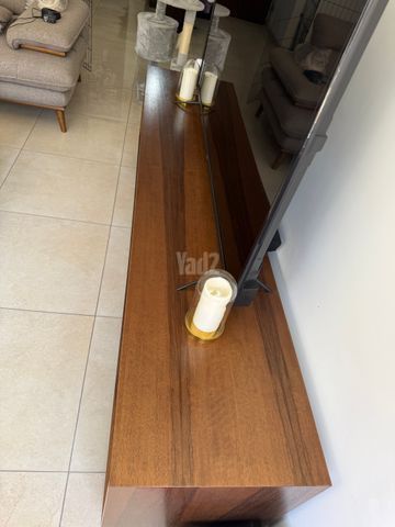 עשוי מעץ מלא