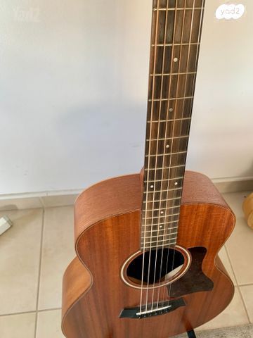 גיטרה אקוסטית TAYLOR