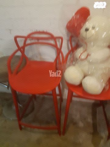 2 כסאות בר בצבע אדום