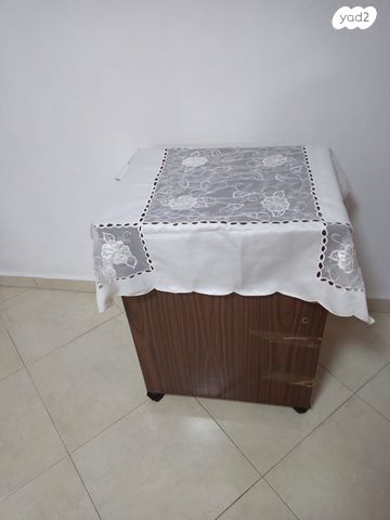 מכונת תפירה עם ארון