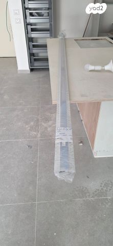 2 גופי תאורה וחלון
