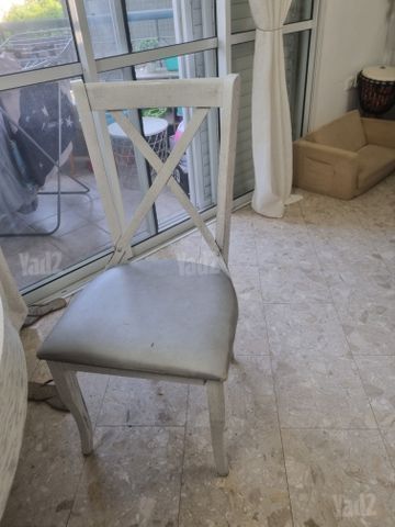 שולחן וכיסאות