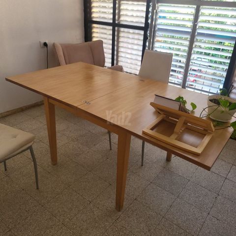 שולחן עץ