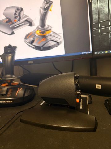 ג׳וייסטיק טיסה thrustmaster