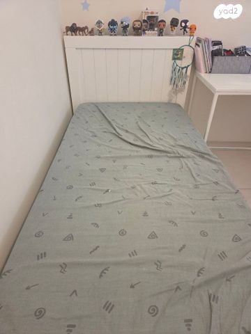 2 מיטות יחיד + מזרונים