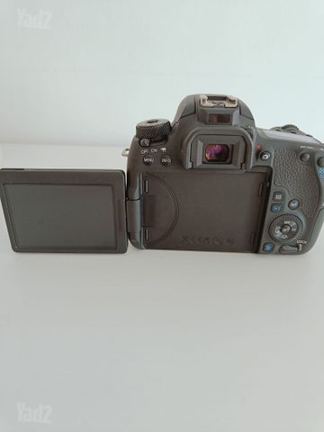 מצלמת Canon EOS 77D.